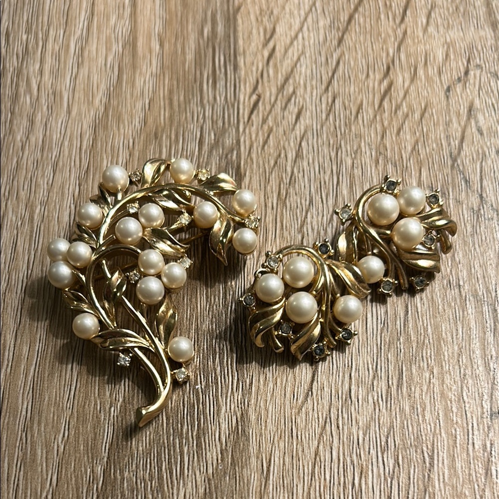 Trifari Gold and Cream Floral Brooch Set